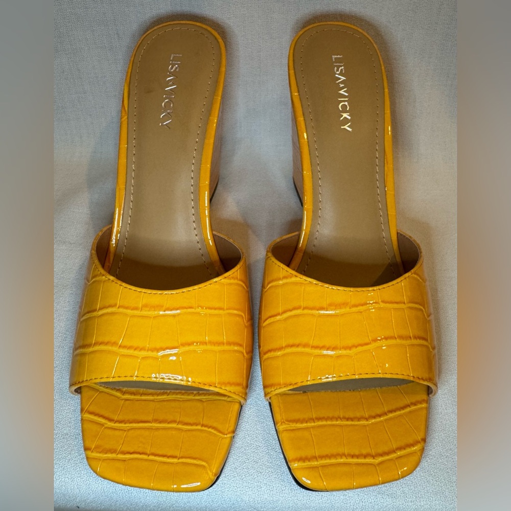 NIB Lisa and Vicky Adore Sandal in yellow Croc Sz 8